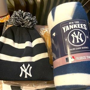 New York Yankees Fleece blanket and knit cap bundle (NWT)